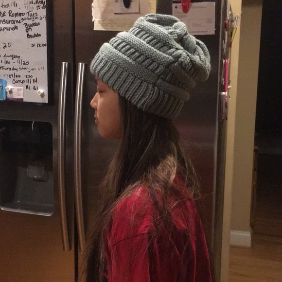Women’s sage ponytail beanie never worn just model - Picture 5 of 9